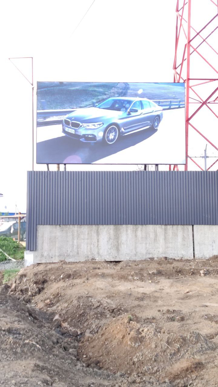 Светодиодный экран на опоре в г. Ревда, строительный двор «Морозов»